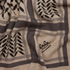 Lala Berlin tørklæde - Triangle Trinity Classic M dune/beige