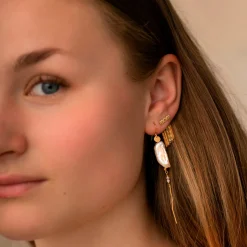 Stine A ørering - 1268 Long Baroque Pearl guldbelagt